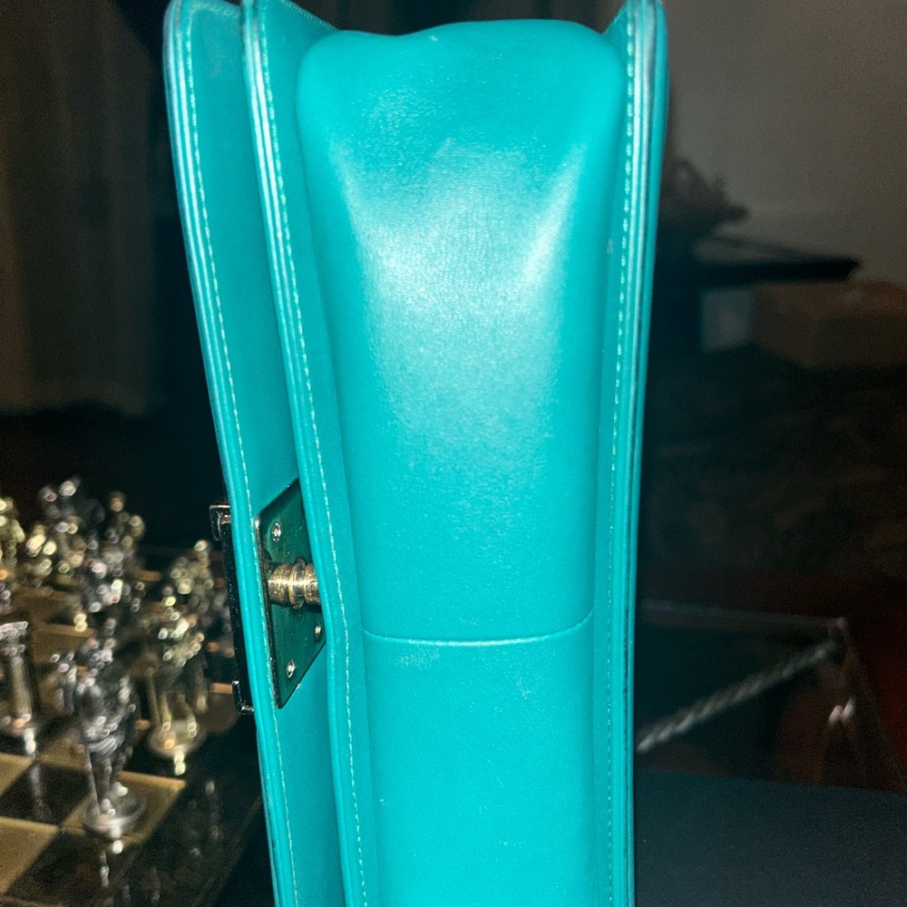 🔥Rare Green Lambskin MEDIUM  Boy  Bag Chanel🔥🗣️28 Series..Produced in 2019🔥 - Picture 8 of 10